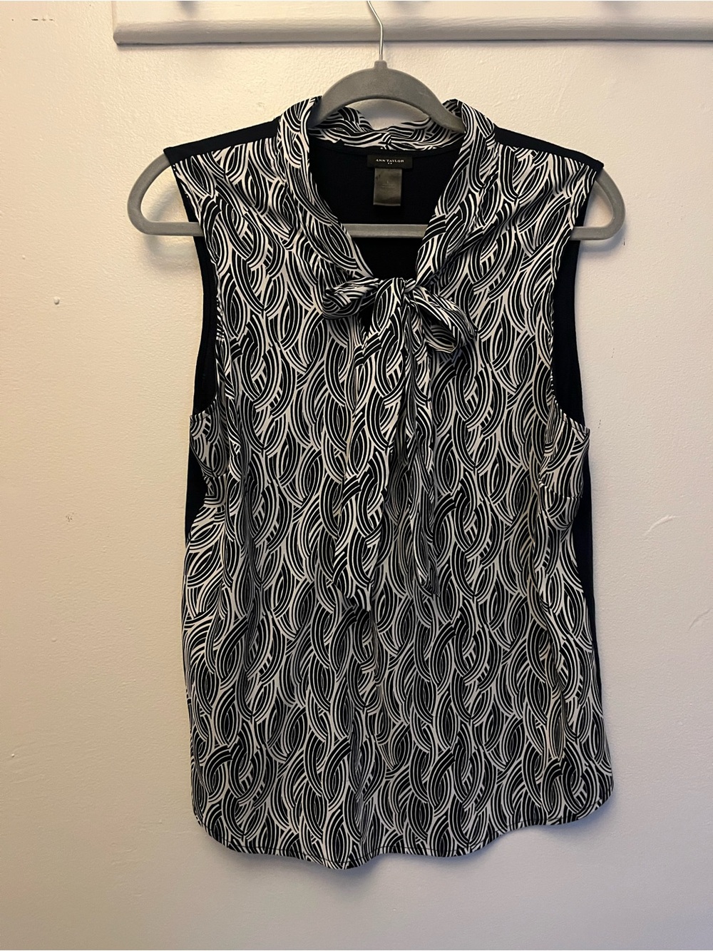 Ann Taylor Black & White Sleeveless Tie-Neck Printed Blouse